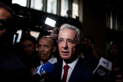 Álvaro Uribe afuera de la Corte Suprema, en octubre de 2019.