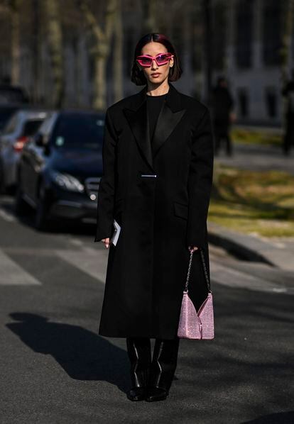 En el street style de París hemos visto esta semana un claro protagonismo de las gafas de sol de diseños llamativos y colores potentes. Como estas de color rosa fucsia que Alexandra Guerain convertía en absolutas protagonistas de su total look negro.