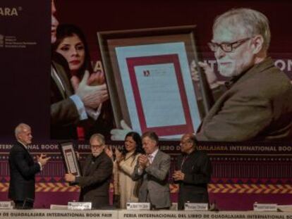 El poeta mexicano recibe el premio del mayor certamen editorial en español en un acto concentrado en la belleza y el dolor colectivo