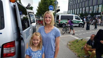 Nadine Zweiner con su hija de ocho años en las inmediaciones del lugar del tiroteo en Múnich.