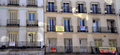 Fachada de un edificio de la capital con diferentes carteles.