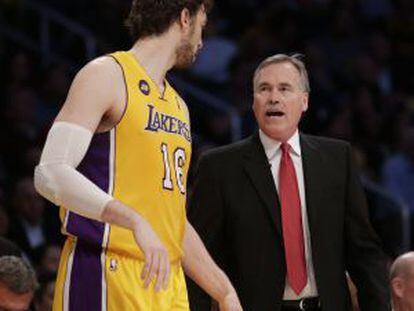 Pau Gasol, con Mike D' Antoni.