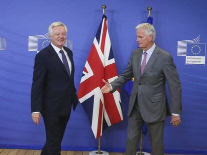 El secretario brit&aacute;nico para la salida de la UE, David Davis, y el jefe negociador de la UE, Michel Barnier, este lunes en Bruselas.