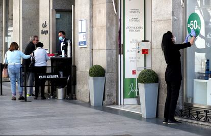Apertura de comercios en el centro de Madrid, este lunes.