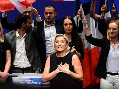 Marine Le Pen, en el centro, este domingo tras su discurso en Fréjus.