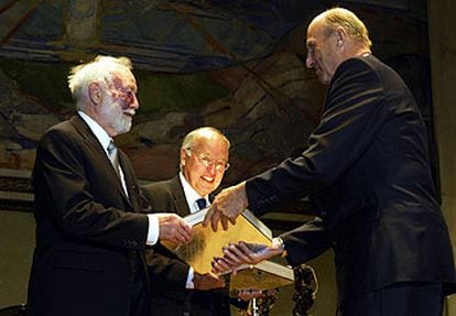 Isadore Singer (left) and Michael Atiya receive the award from King Harald of Norway.