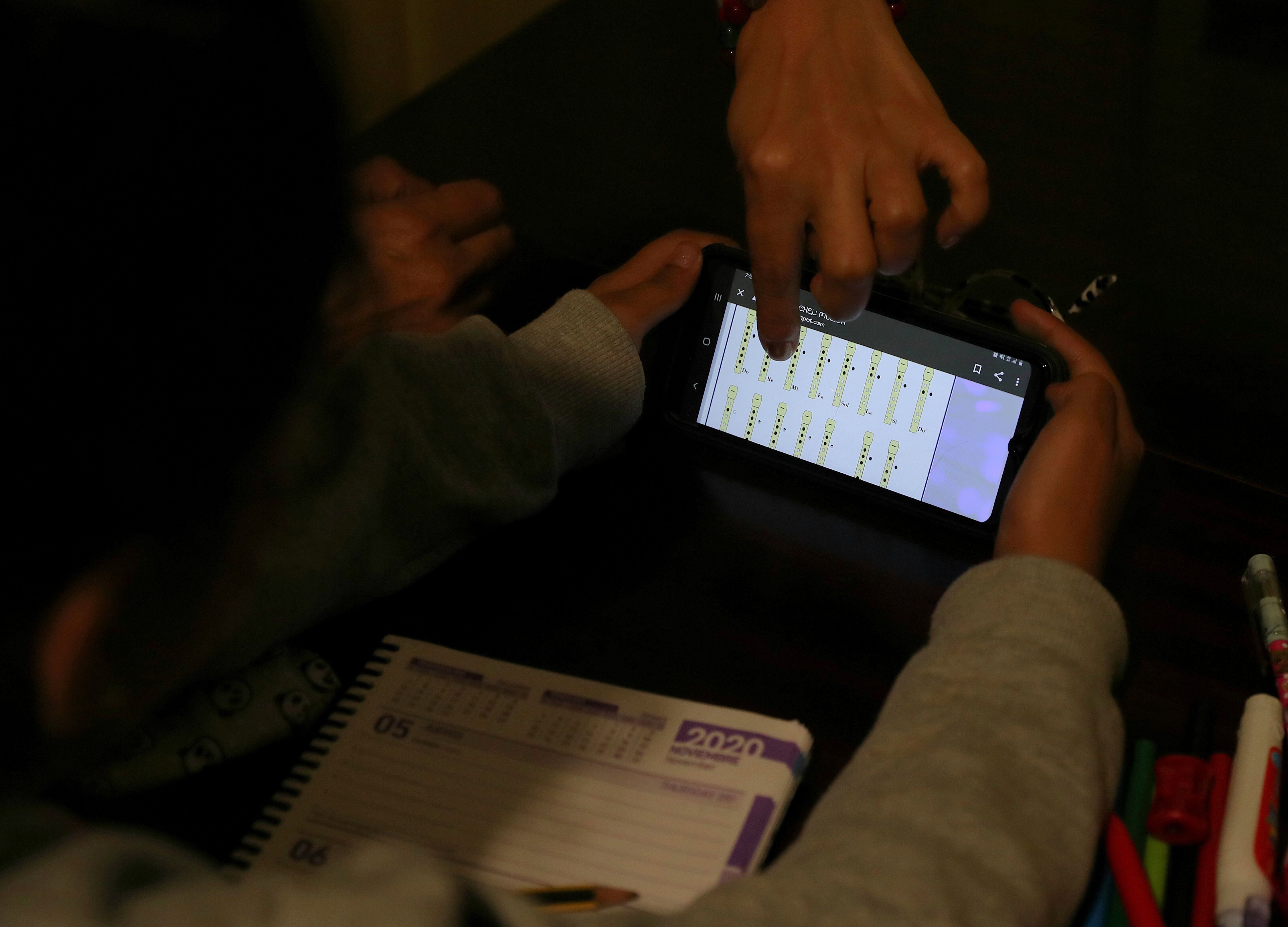 Hacer las tareas con un móvil, que no siempre dispone de los datos que se requieren, es un lastre en el proceso educativo de muchos niños.