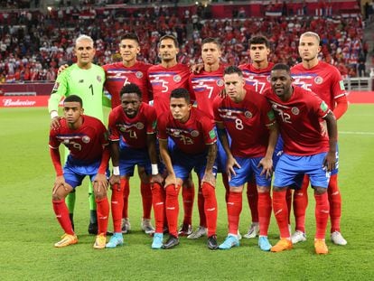 El equipo de Costa Rica posa antes de un partido.