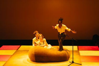 Una escena de la obra 'Cristo está en Tinder', en el Teatro de la Abadía. En la imagen, Elisa Forcano, Selam Ortega (de pie) y Carlos Pulpón.