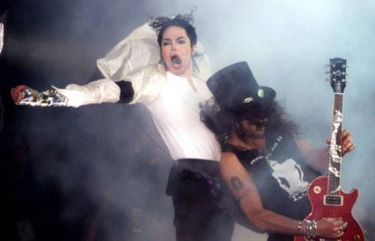 Michael Jackson junto al guitarrista de Slash durante su actuación en un concierto benéfico en junio de 1999.