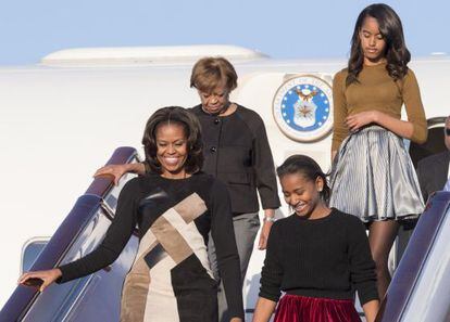 Michelle Obama. con sus hijas y su madre, en China.