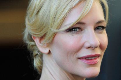Cate Blanchett en Vanity Fair sobre la cirugía estética: "Nunca lo hecho, pero quién sabe […] Personalmente no creo que la gente luzca mejor cuando se la hacen, solo lucen distintos... Y si lo estás haciendo por miedo, ese miedo seguirá siendo visto a través de tus ojos".