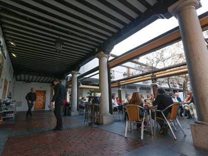 Vecinos de barajas disfrutaban ayer del buen tiempo en las terrazas situadas en la Plaza Mayor.