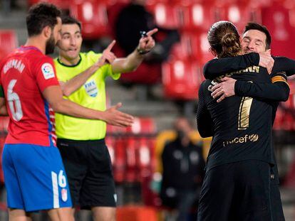 Griezmann y Messi festejan un tanto ante el Granada.