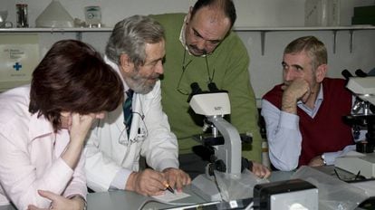 Alumnos de un laboratorio de Biología en la Universidad para Mayores de la Universidad Complutense de Madrid.