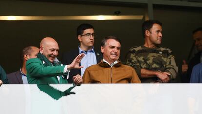 El empresario Luciano Hang, buscado por la policía, junto al presidente Bolsonaro en un partido de fútbol el 7 de agosto en São Paulo (Brasil).