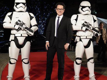 El director J. J. Abrams, con dos soldados imperiales, en un evento de 'Star Wars' en Tokio, el 11 de diciembre. En el vídeo, una secuencia de 'El ascenso de Skywalker'.