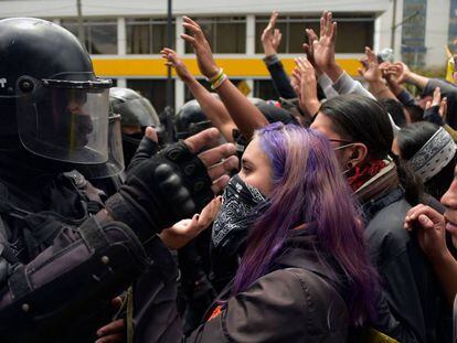 Un grupo de manifestantes se enfrenta a la policía en Quito.