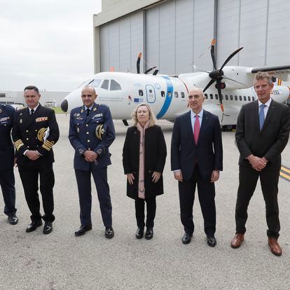 The director of INTA, Julio Ayuso, third from the left, together with the Secretary of State for Defense, Mª Amparo Valcarce, and other authorities during the presentation of the C295 aircraft at the Airbus facilities, in Seville.