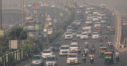 Traffic moves on a smoggy morning in New Delhi, India, October 23, 2020. REUTERS/Danish Siddiqui