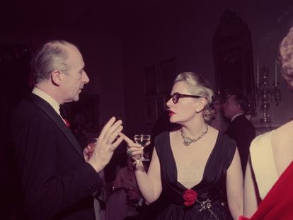 El diseñador Cecil Beaton habla con la editora Fleur Cowles en una fiesta, en 1952 en Nueva York.