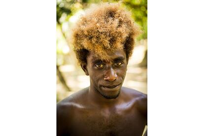 El pelo rubio y la pigmentación oscura de la piel es un rasgo único en el mundo propio de los habitantes de las islas Salomón. En la imagen Dekta, de 21 años y padre de dos hijos.