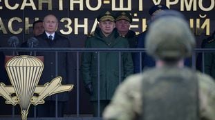 Vladímir Putin, y el ministro de Defensa, Serguéi Shoigu, en una ceremonia militar, el domingo en Pskov. En vídeo, el anuncio hecho por el presidente ruso a mediados de enero.