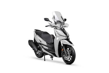 Kymco tiene una gama de escúteres realmente completa, que abarca desde los modelos para los que se inician en este tipo de movilidad sobre dos ruedas hasta otros para quienes buscan mayor potencia y sensaciones. El Agility+ 300 nace como hermano mayor del modelo de mismo nombre de 125 cc, un superventas del que hereda una buena parte de sus cualidades. Entre ellas destacan la comodidad y seguridad de su rueda de 16 pulgadas, y que evoluciona con una potencia de motor superior (23 CV), iluminación por led, sistema de frenos de mayor rendimiento y una mejor protección del piloto ante las inclemencias.