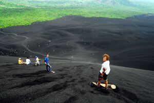 'Sandboard' sobre arenas volcánicas cerca de León, en Nicaragua.