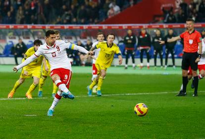 Lewandowski marca de penalti el primer gol de Polonia.