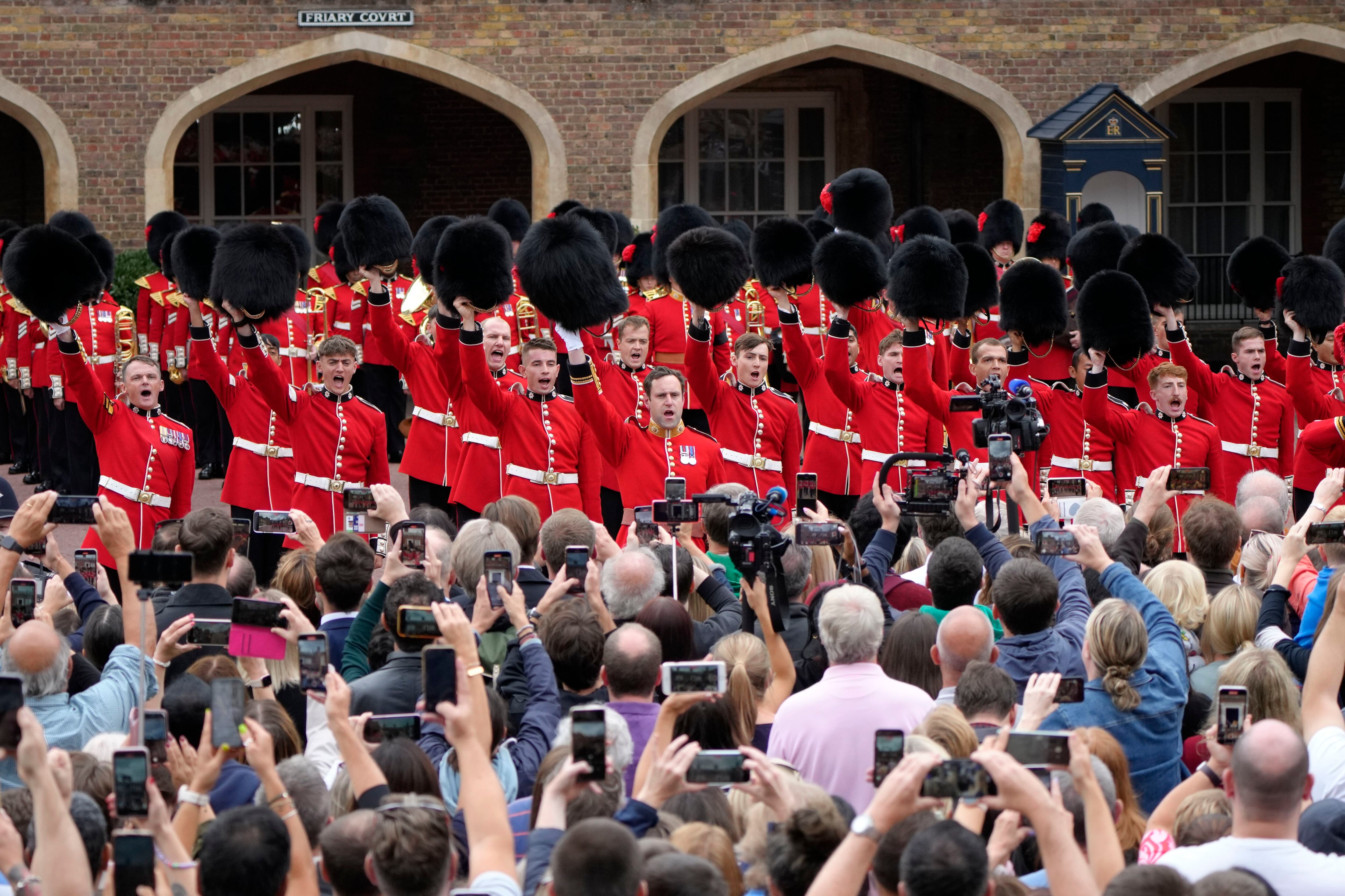 El público sigue en el exterior la ceremonia militar en el palacio de Saint James, tras el anuncio de la proclamación de Carlos III como nuevo rey de Inglaterra. 