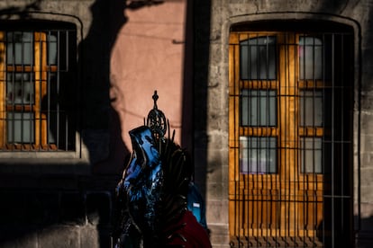 A la entrada de las instalaciones se pueden observar diversas expresiones de fe dedicadas a la Virgen del Tepeyac.
