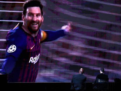 Messi contempla amb Drogba un vídeo durant la gala de la Pilota d'Or, dilluns.