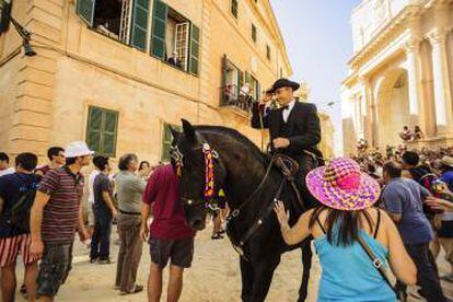 Uno de los tradicionales 'cavallers' de las fiestas de Sant Joan, en Ciudadela (Menorca).