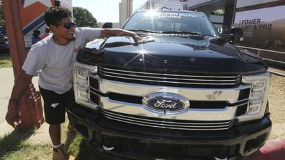 Un empleado limpia un pickup en un concesionario en Dallas (Texas)