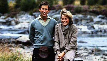 Carlos y Diana de Inglaterra, en una imagen oficial de su luna de miel.