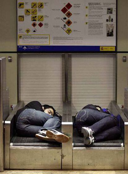 Dos pasajeros duermen en las cintas de Barajas.