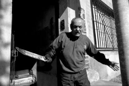Un hombre se resiste violentamente a ser desalojado de su vivienda en Buenos Aires, una foto de 2000. La exposición está comisariada por la colombiana María Wills y el francés Alexis Fabry.