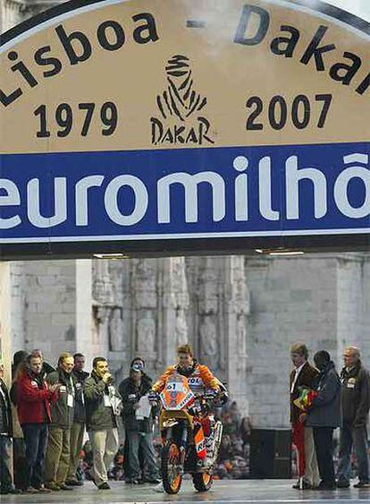 El piloto Marc Coma, defensor del título, tras darse la salida del rally Lisboa-Dakar.