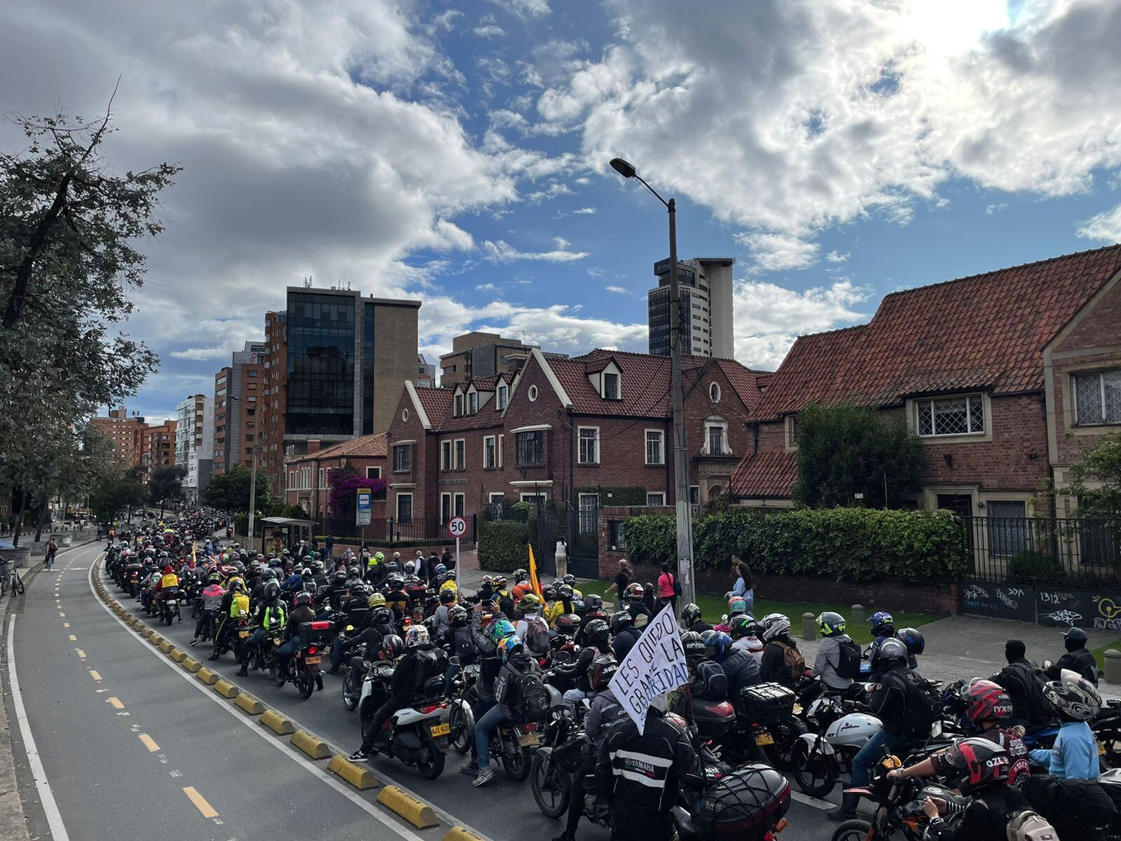 Motociclistas protestan por una mayor seguridad vial, en abril de 2022 en Bogotá.