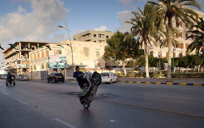 Un niño hace piruetas con una moto en una calle de Misrata (Libia), el 24 de febrero de 2016.