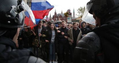 Una columna de opositores participan en la protesta de Mosc&uacute;.