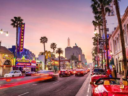 Hollywood Boulevard al atardecer, en Los Ángeles (EE UU).