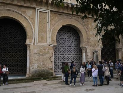 Un grupo de turistas junto a una guía a la entrada de la mezquita-catedral de Córdoba.
