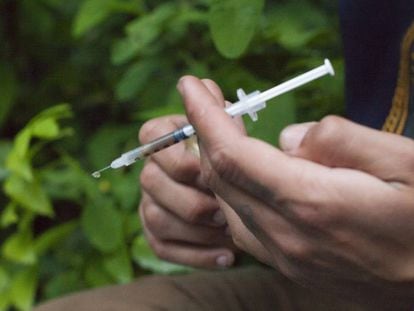Un joven sujeta una jeringuilla de heroína en Washington.