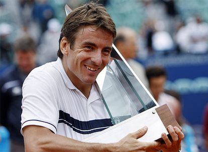 El tenista español sostiene el trofeo de ganador del ATP de Buenos Aires