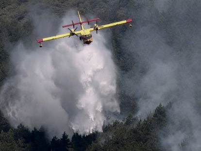 Un hidroavión del 43 Grupo del Ejército de Aire descarga agua sobre un incendio en la Sierra de Leyre, en junio pasado.