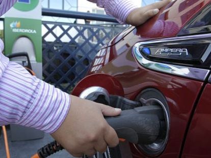 Un usuario de coche el&eacute;ctrico recargando su bater&iacute;a.