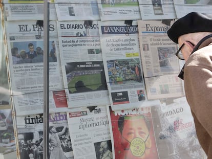Un hombre mira las portadas de varios diarios en un quiosco en San Sebastián.