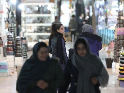 Mujeres iraníes, entre ellas una joven sin velo, caminaban en un mercado de Teherán el lunes.